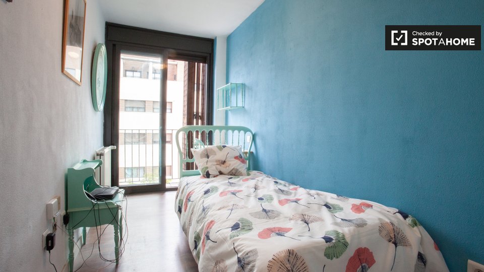 Balcony room in 4-bedroom apartment in Aluche, Madrid - in Madrid