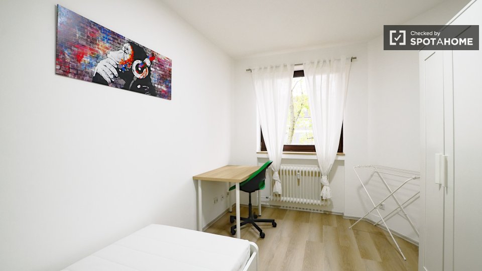 Double room Dusseldorf, 5 beds, 90m² — photo 18