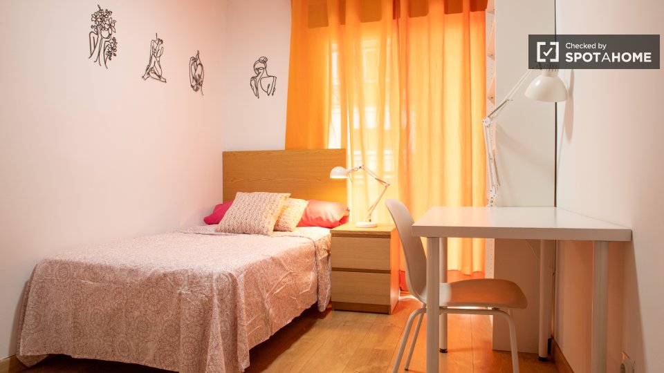 Double room Madrid, 5 beds, 120m² — photo 1