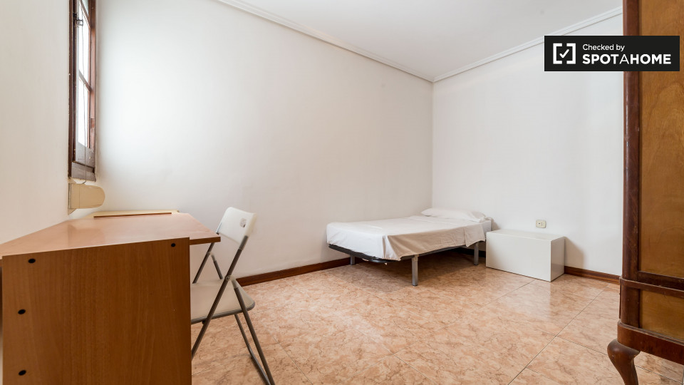 Double room Valencia, 5 beds, 160m² — photo 1