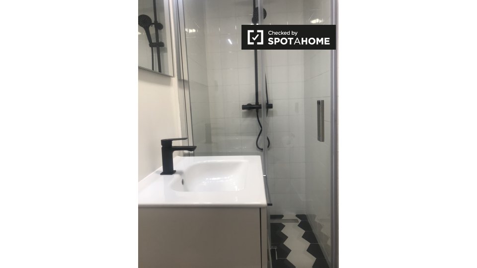 Double room Madrid, 5 beds, 190m² — photo 6