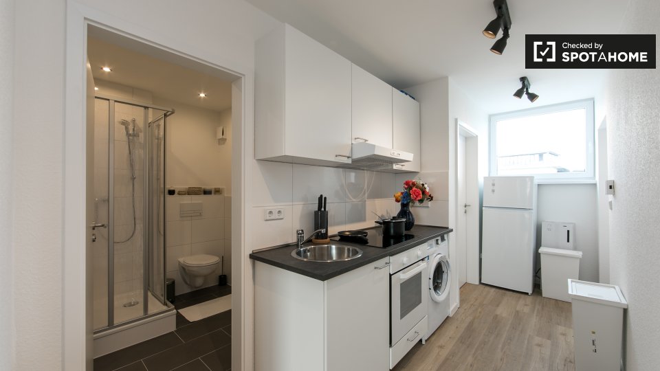 Double room Berlin, 6 beds, 190m² — photo 12