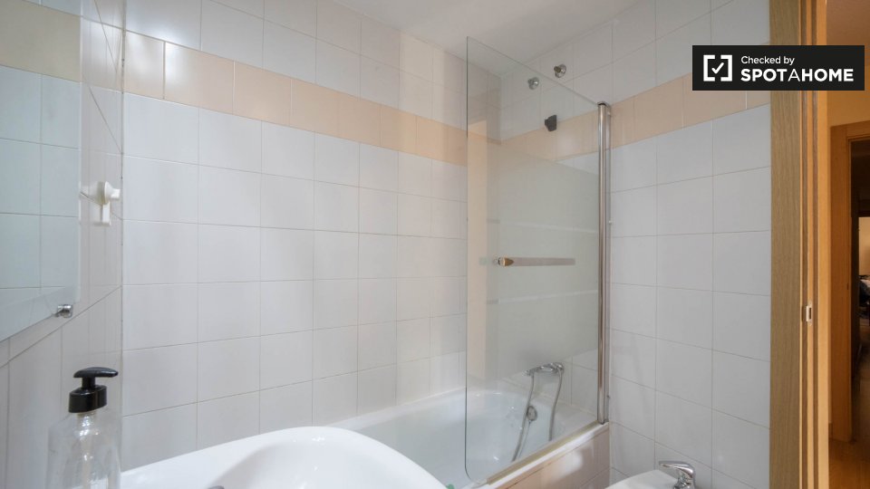 Double room Madrid, 3 beds, 62m² — photo 10
