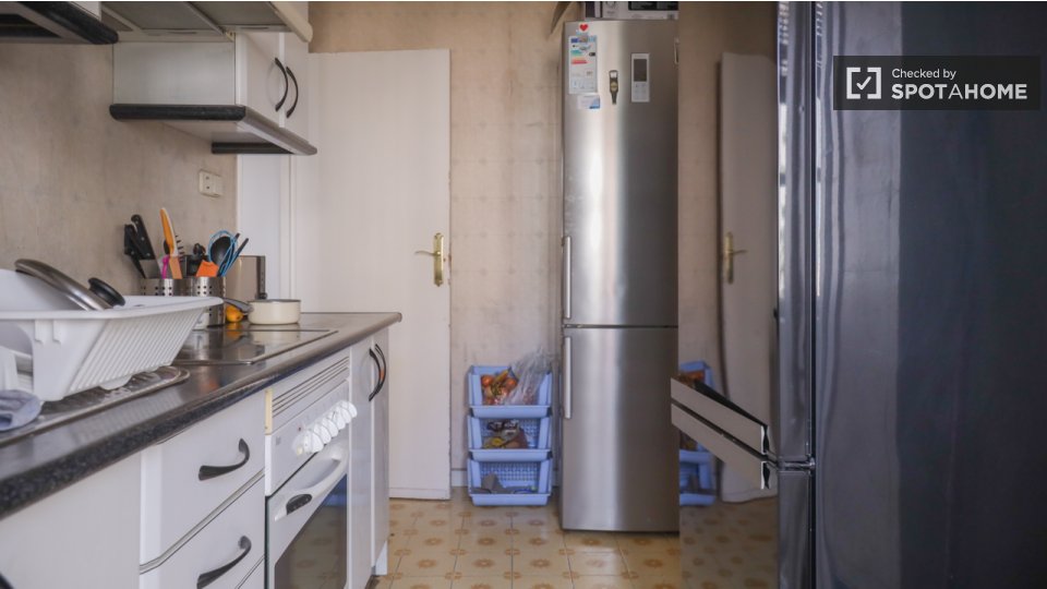 Here is the English translation:

Room for rent in an apartment with 5 bedrooms in Madrid - a Madrid