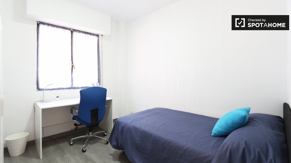 Room in 5-bedroom apartment, Madrid Rio, Madrid - in Madrid