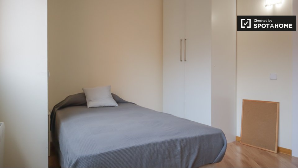 Double room Madrid, 2 beds — photo 16