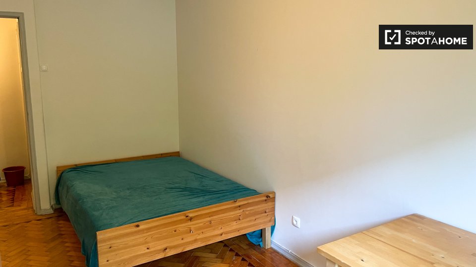 Double room Lisbon, 3 beds — photo 8