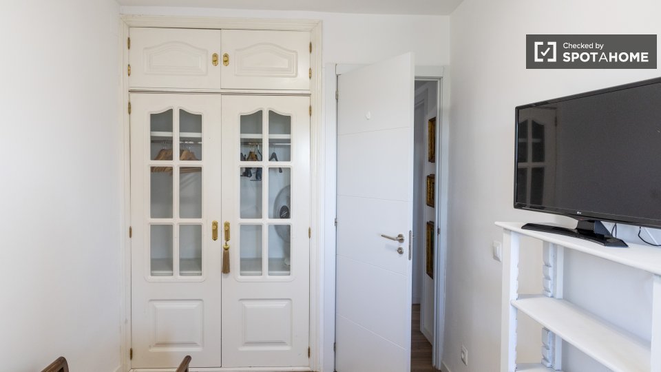Double room Madrid, 3 beds — photo 17