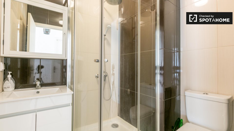 Double room Lisbon, 4 beds, 85m² — photo 14
