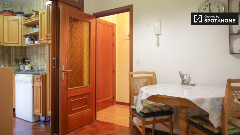 Double room Madrid, 3 beds, 91m² — photo 17