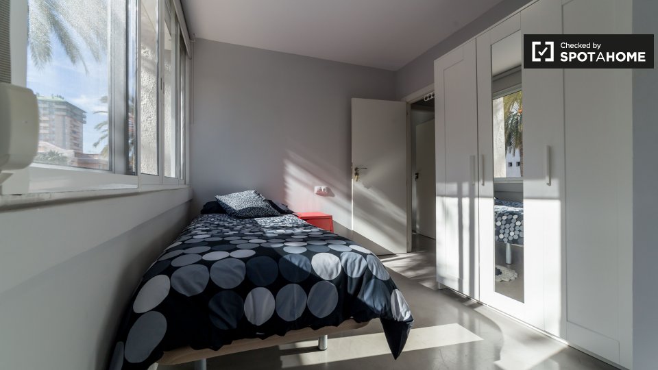 Double room Valencia, 3 beds, 65m² — photo 2