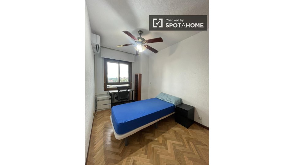 Double room Madrid, 3 beds — photo 17