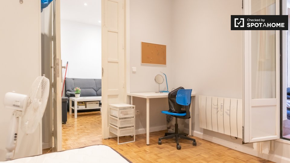 Double room Madrid, 5 beds, 112m² — photo 3