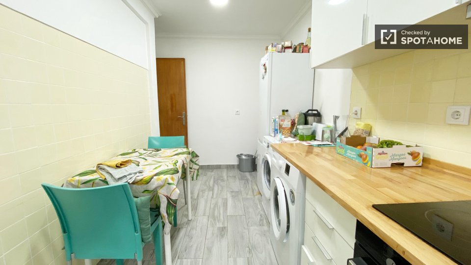Double room Lisbon, 3 beds — photo 10