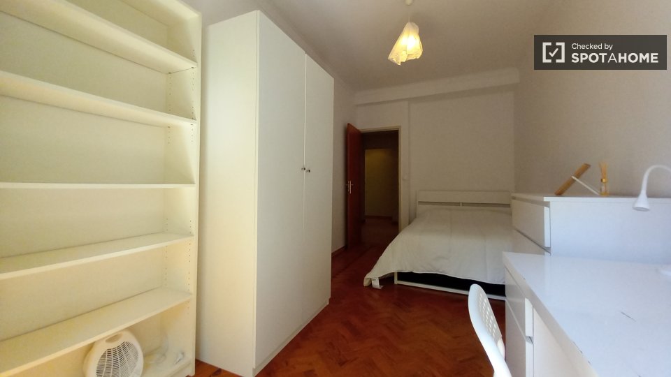 Double room Lisbon, 3 beds — photo 3