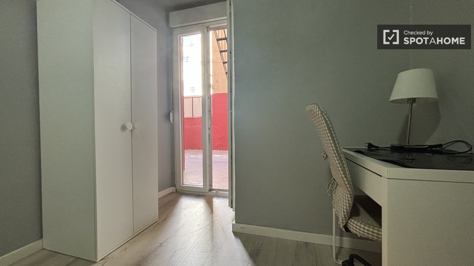 Double room Lisbon, 4 beds, 85m² — photo 23