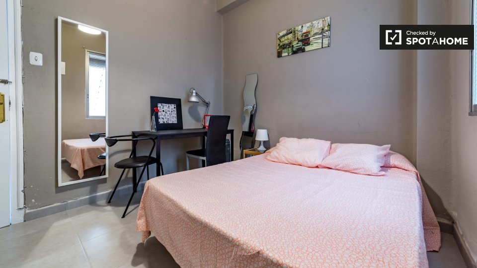 Double room Valencia, 5 beds, 130m² — photo 1