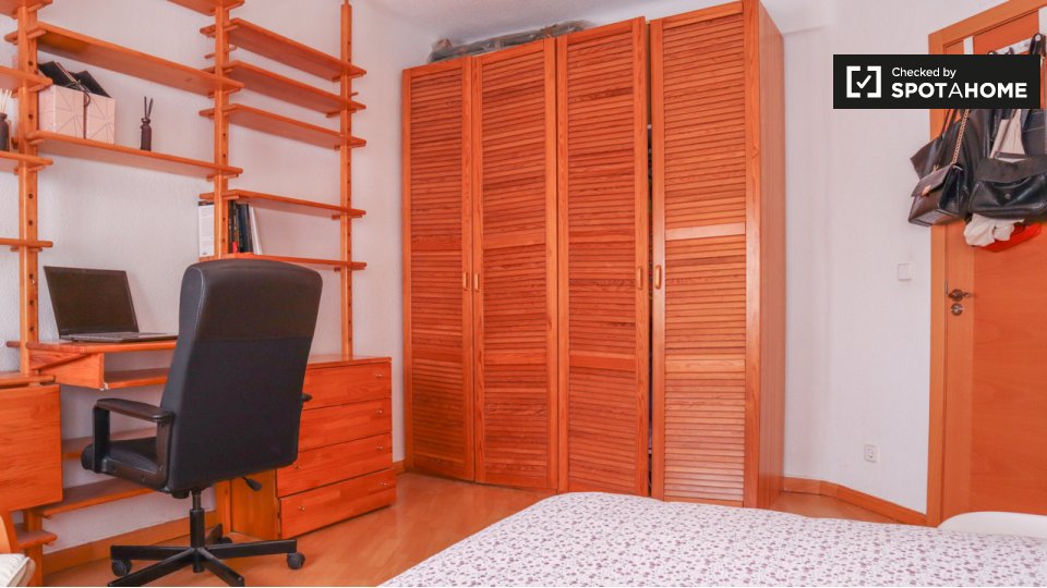 Double room Madrid, 3 beds, 79m² — photo 3