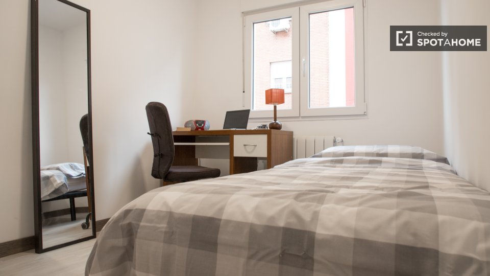 Double room Madrid, 3 beds — photo 18