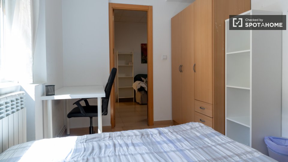Double room Madrid, 3 beds — photo 29