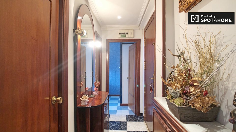 Double room Madrid, 2 beds, 75m² — photo 18