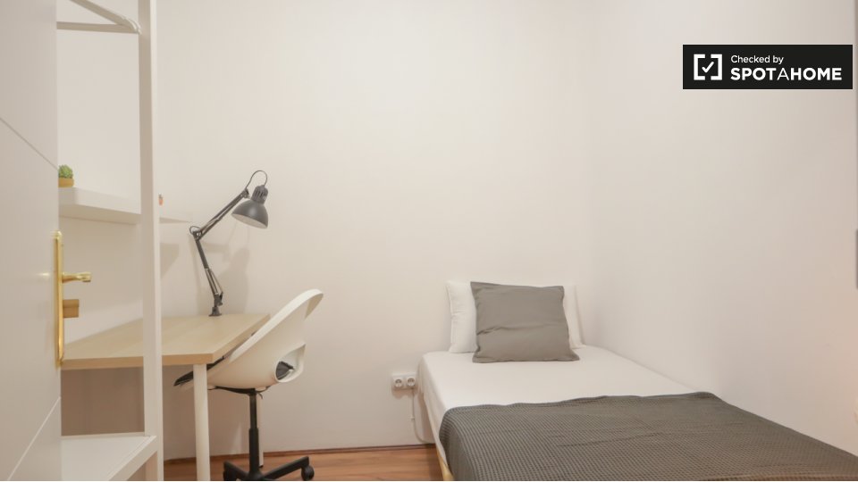 Furnished room in 7bedroom apartment in Centro, Madrid (ref 779347