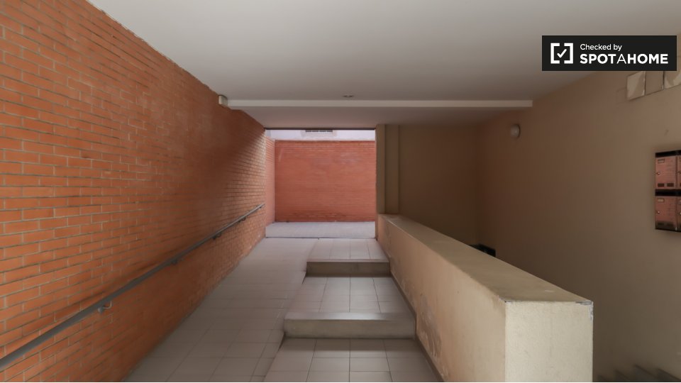 Double room Madrid, 2 beds — photo 18