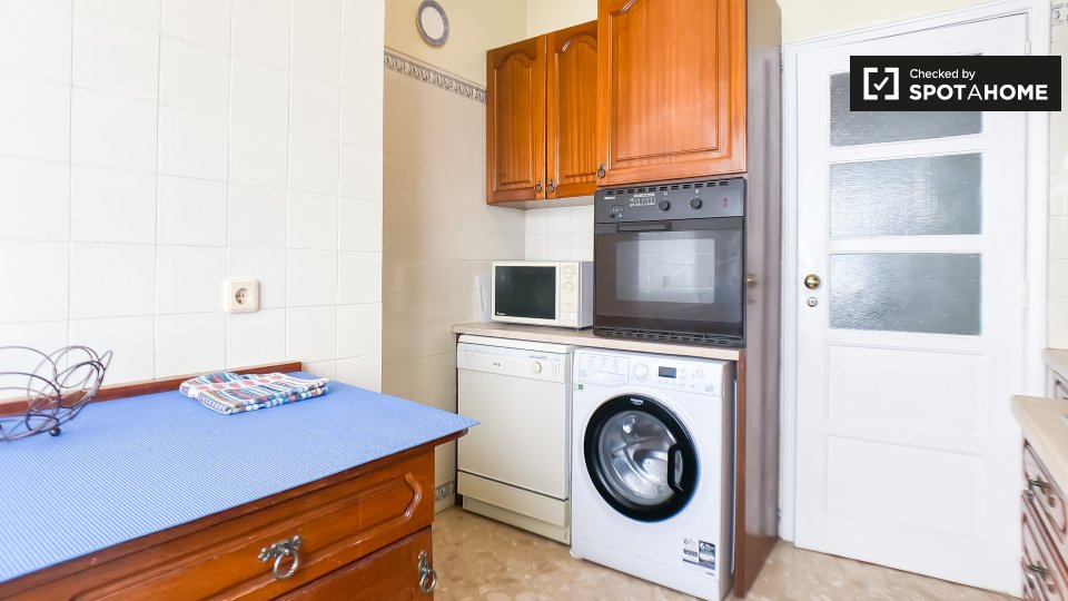 Double room Lisbon, 2 beds, 10m² — photo 14
