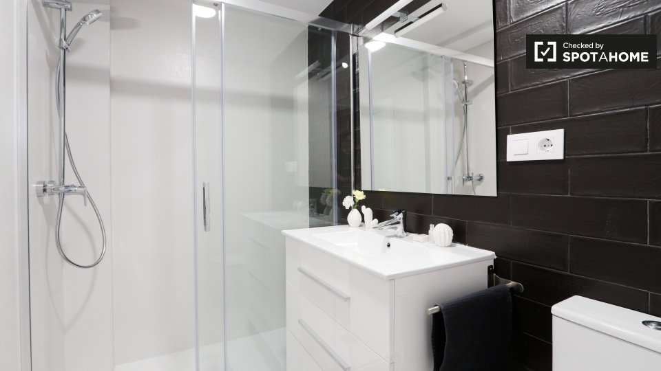 Double room Madrid, 3 beds, 85m² — photo 14