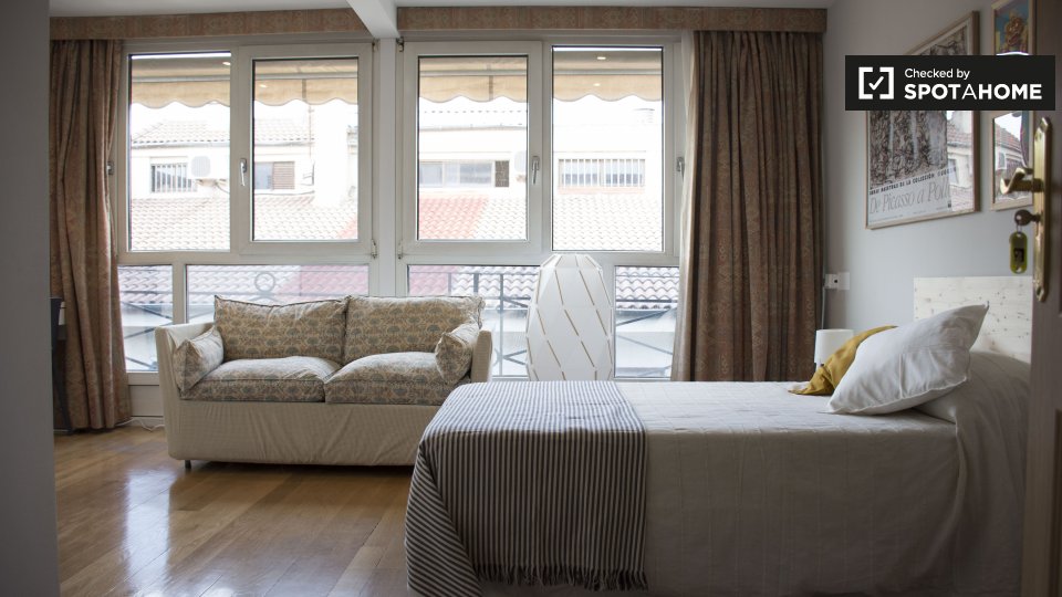 Double room Madrid, 5 beds, 150m² — photo 1