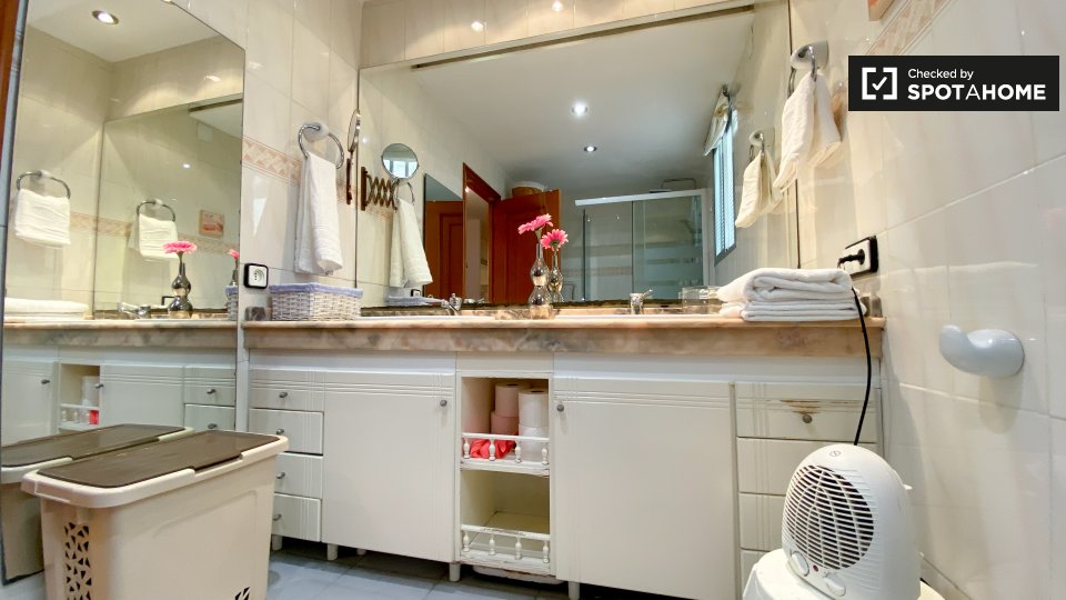 Double room Valencia, 3 beds, 75m² — photo 19