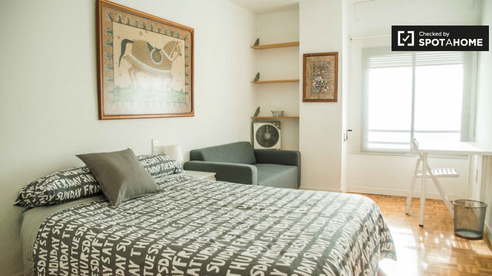 Double room Valencia, 6 beds, 140m² — photo 1