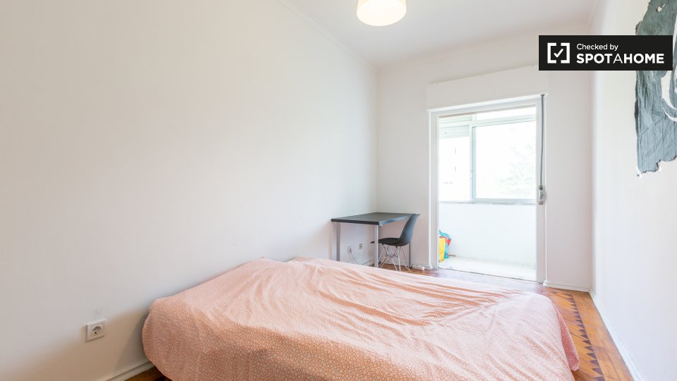 Double room Lisbon, 3 beds — photo 15