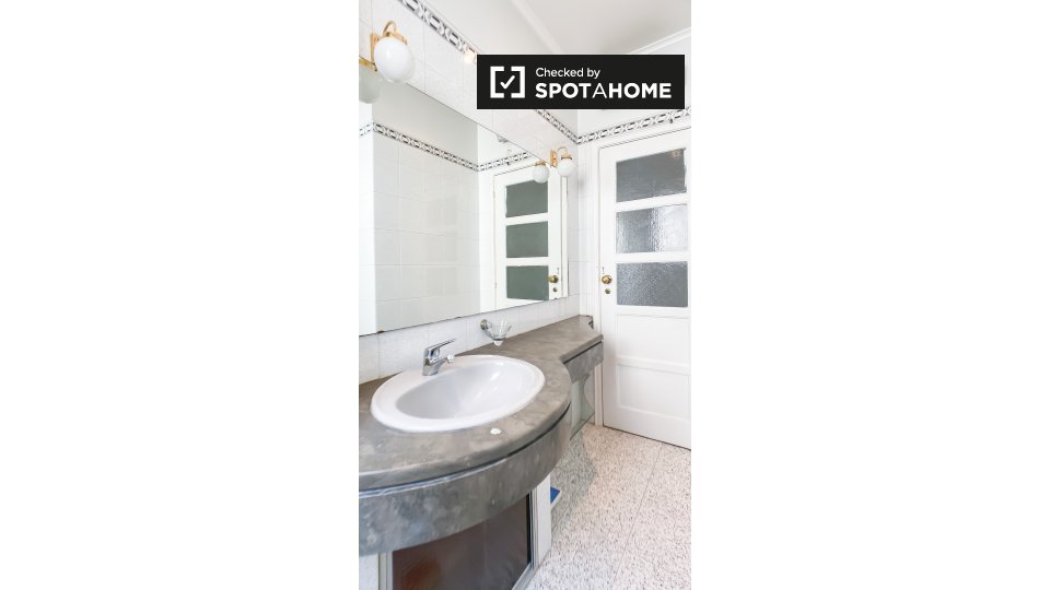 Double room Lisbon, 2 beds, 10m² — photo 16