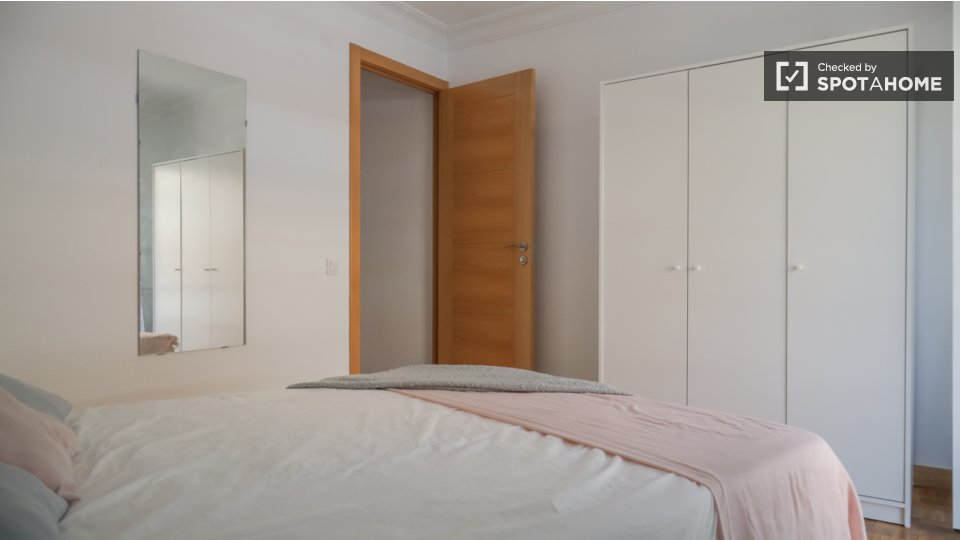 Double room Madrid, 5 beds, 140m² — photo 9