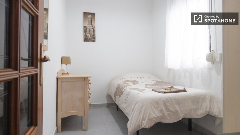 Double room Madrid, 3 beds — photo 16
