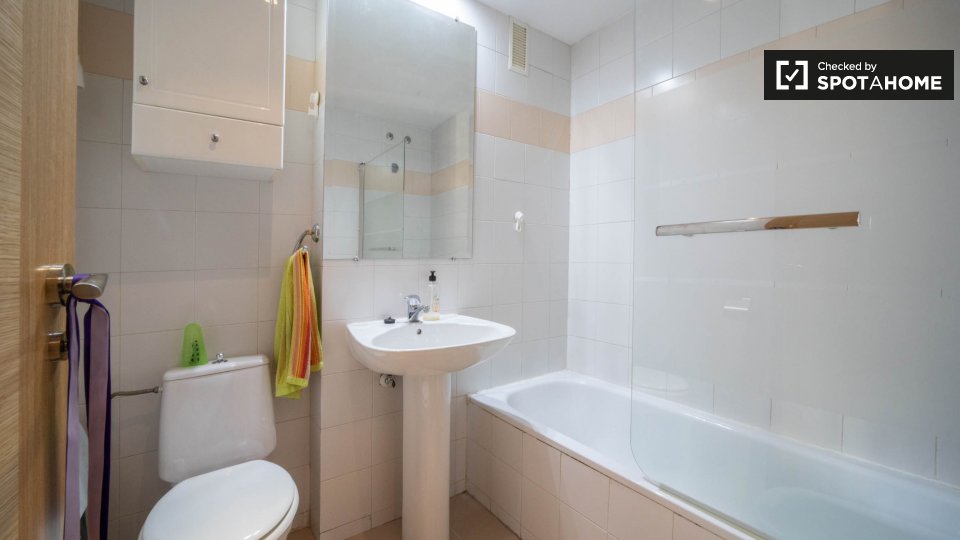 Double room Madrid, 3 beds, 62m² — photo 8