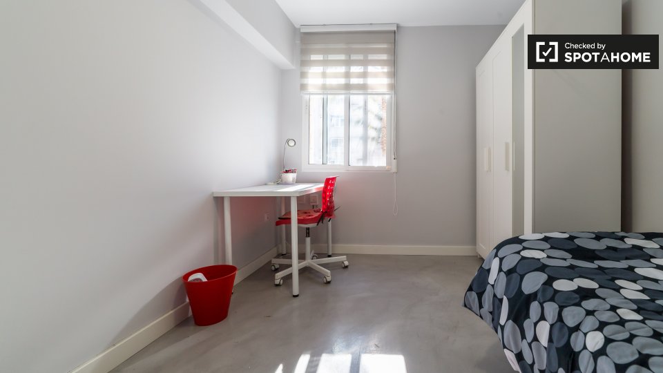 Double room Valencia, 3 beds, 65m² — photo 16