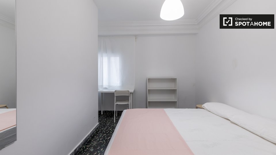 Double room Valencia, 7 beds, 160m² — photo 1