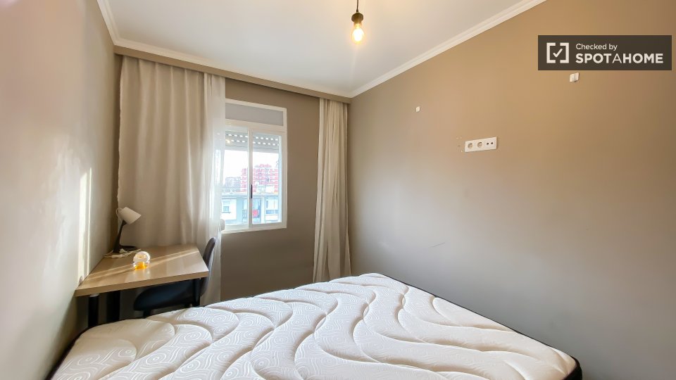 Double room Lisbon, 3 beds, 60m² — photo 9
