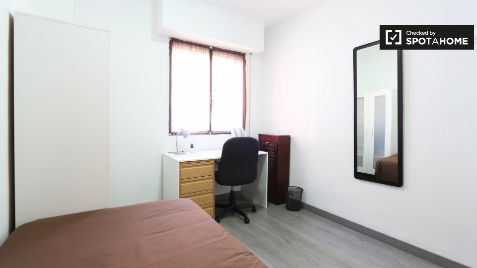 Double room Madrid, 5 beds, 96m² — photo 4