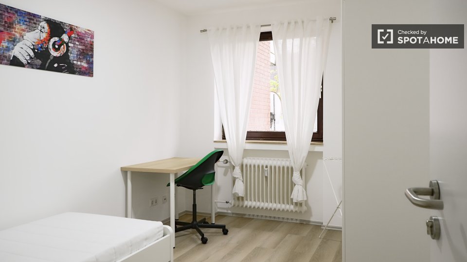 Double room Dusseldorf, 5 beds, 90m² — photo 1