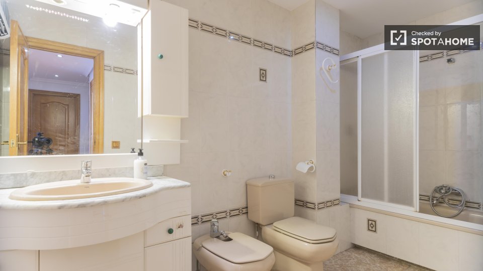 Double room Valencia, 5 beds, 240m² — photo 63