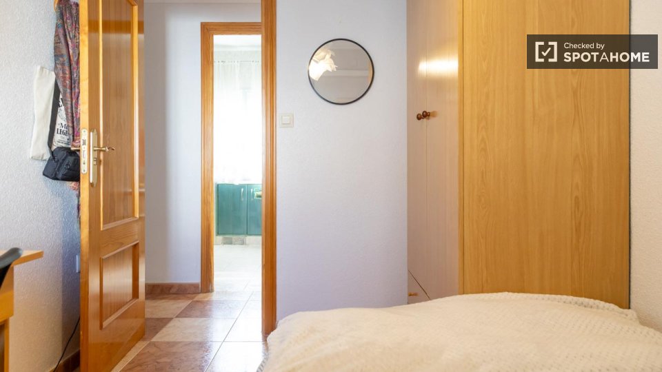 Double room Madrid, 3 beds — photo 24