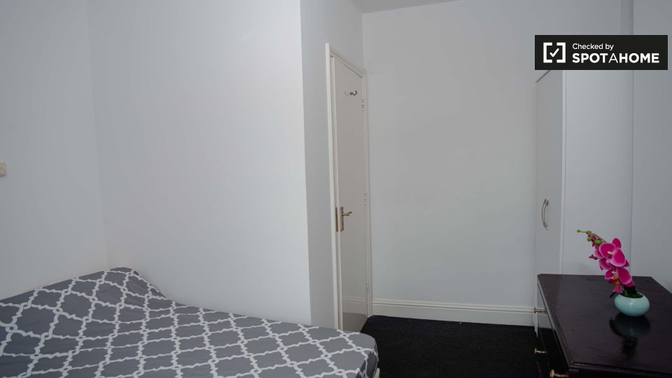 Double room London, 3 beds — photo 16