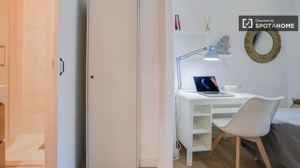 Double room Barcelona, 5 beds — photo 31