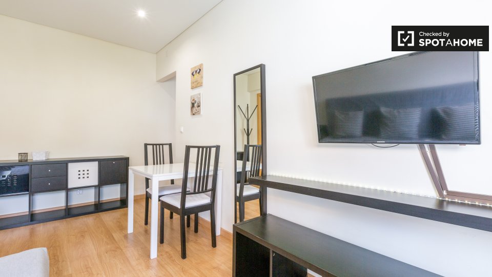 Apartment Lisbon, 2 beds, 58m² — photo 4