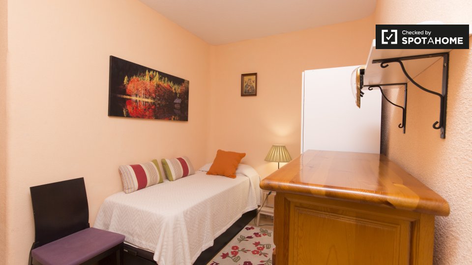 Double room Madrid, 4 beds, 80m² — photo 1