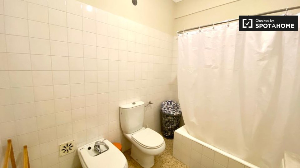Double room Lisbon, 4 beds — photo 10