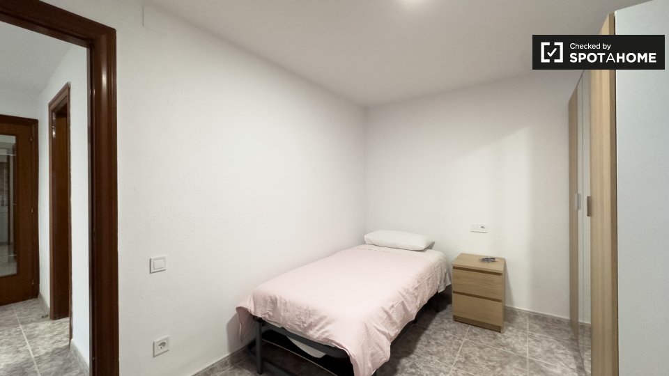 Double room Barcelona, 3 beds — photo 16